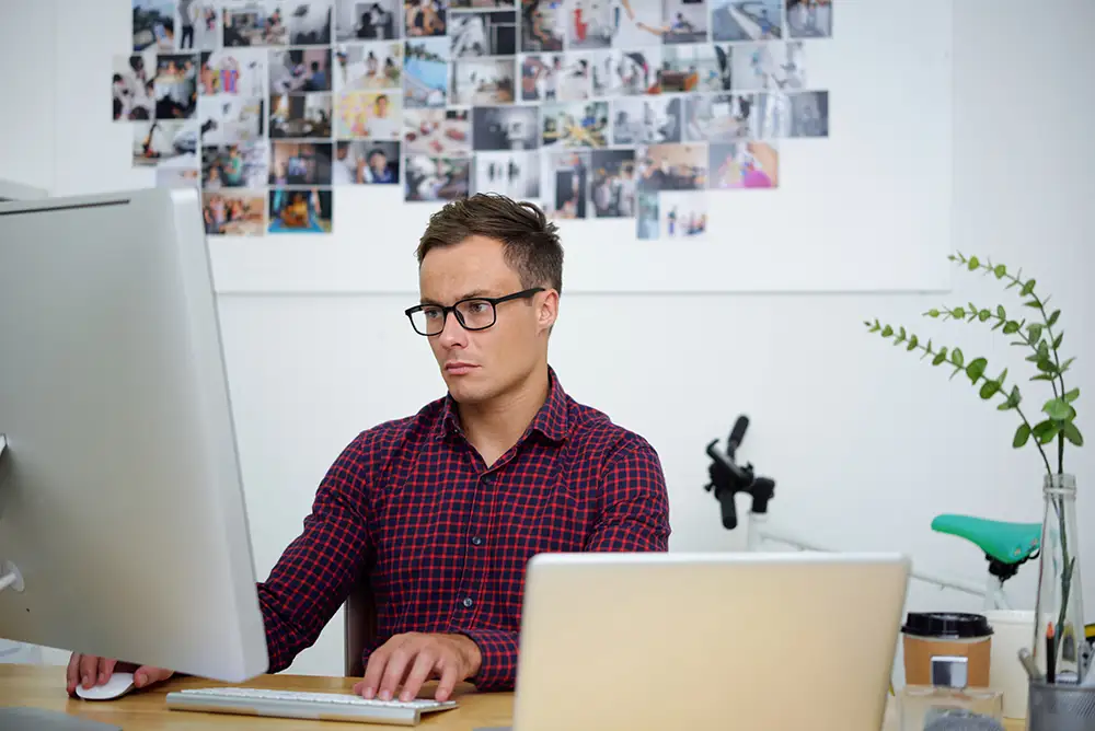 Tourism web design experts creating a mobile-friendly travel booking site.
