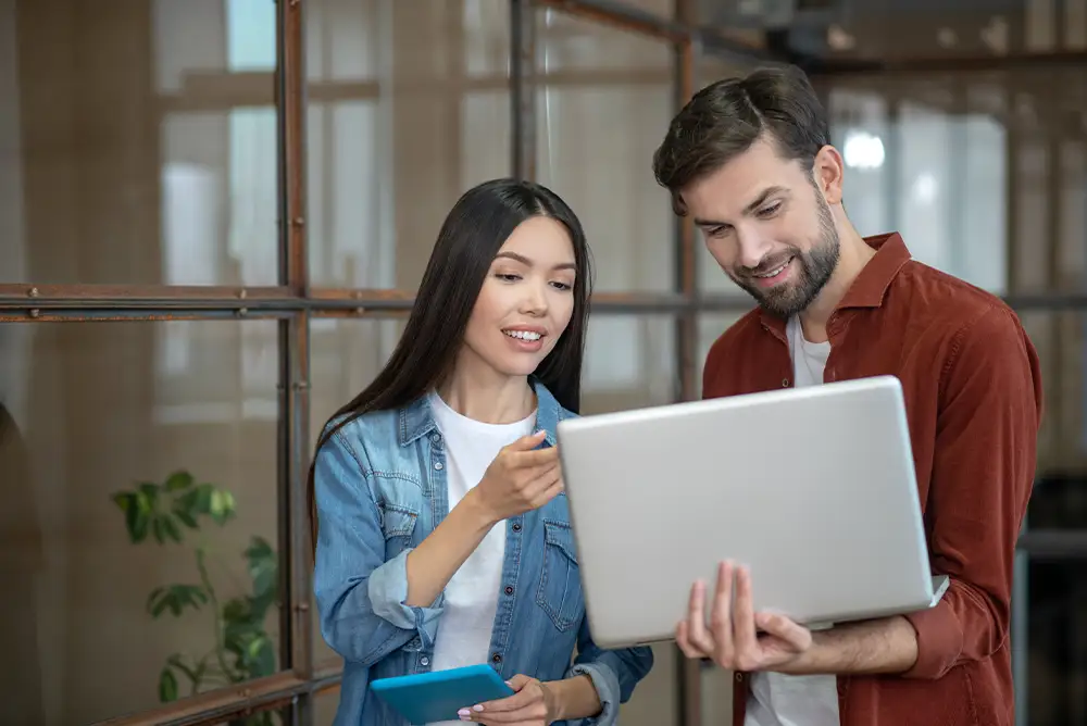 Un especialista en marketing revisa las analíticas del blog y las métricas de CTR para mejorar los títulos SEO de un sitio web inmobiliario.